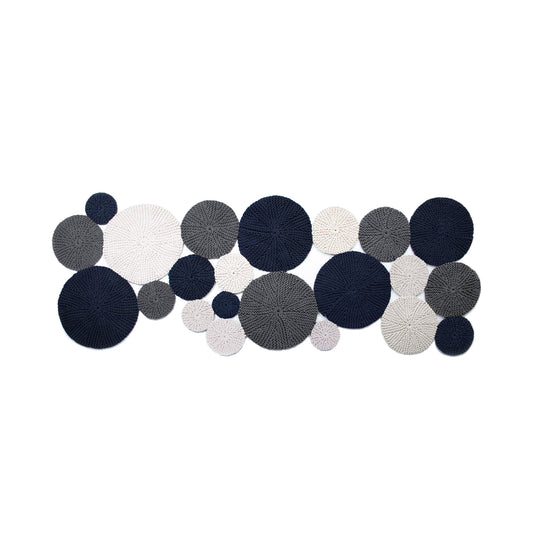 Tapete em tricô artesanal Cru/Cinza/Marinho, com fio 100% algodão. Dimensões: Largura - 120cm; Comprimento - 250cm.