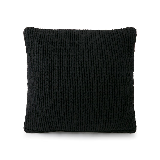 Almofada em tricô artesanal Preto, frente e verso, com fio 100% algodão. Fechamento com zíper, possibilitando a remoção da capa para lavagem. Dimensões: Altura - 50cm; Largura - 50cm.