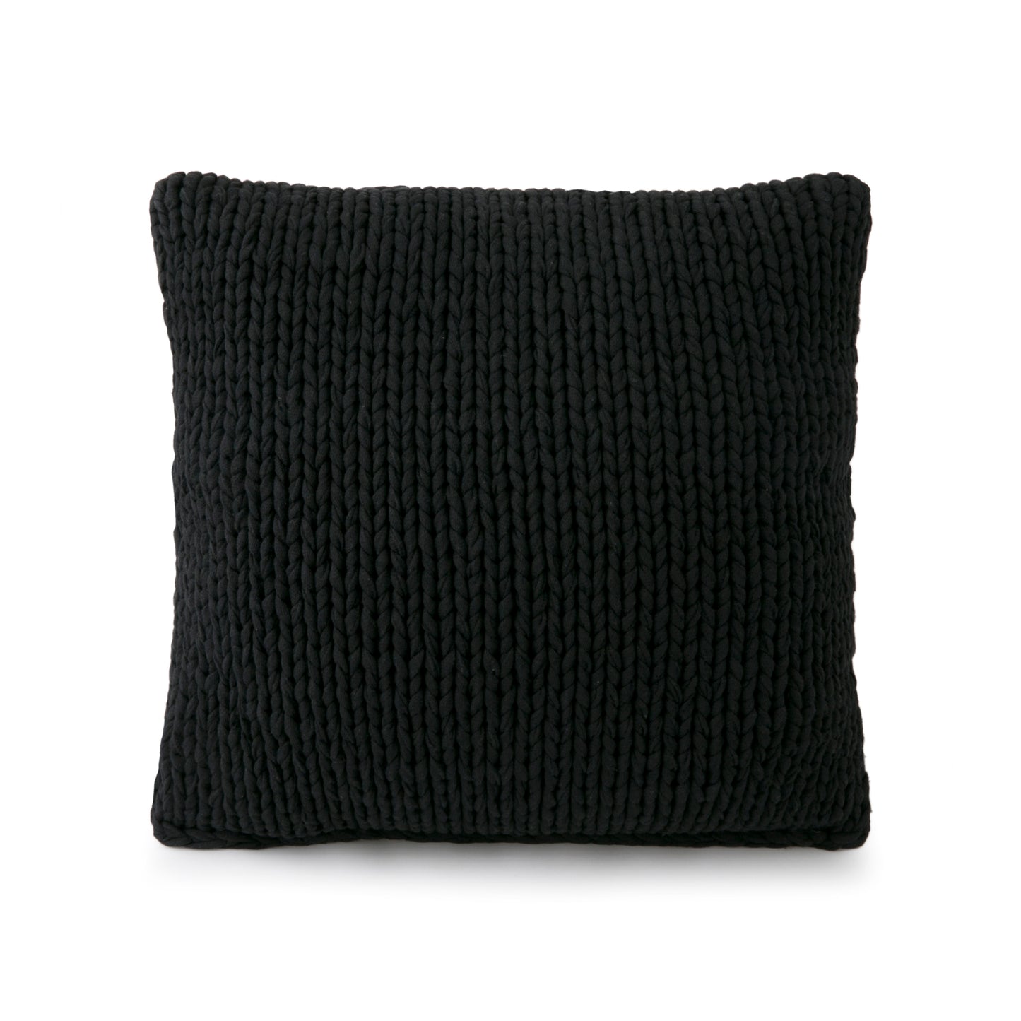 Almofada em tricô artesanal Preto, frente e verso, com fio 100% algodão. Fechamento com zíper, possibilitando a remoção da capa para lavagem. Dimensões: Altura - 50cm; Largura - 50cm.