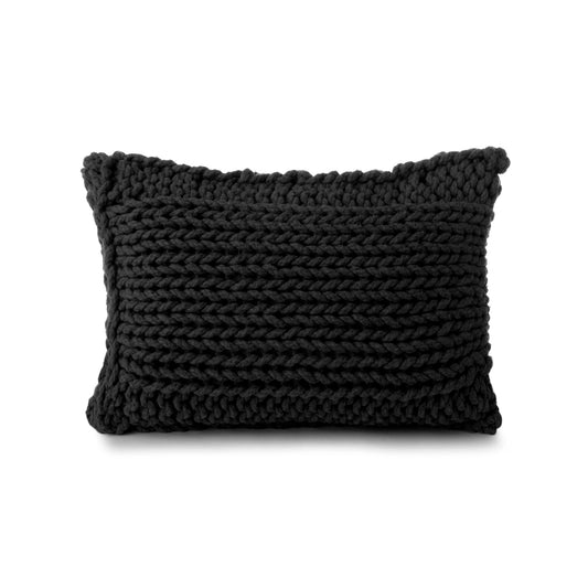 Almofada em tricô artesanal Preto, frente e verso, com fio 100% algodão. Fechamento com zíper, possibilitando a remoção da capa para lavagem. Dimensões: Altura - 30cm; Largura - 45cm.