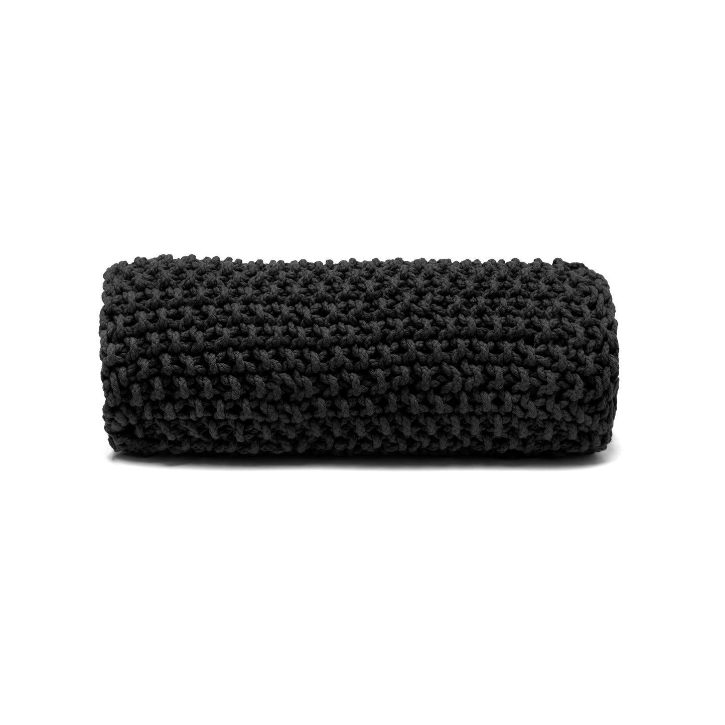 Almofada em tricô artesanal Preto, frente e verso, com fio 100% algodão. Fechamento com zíper, possibilitando a remoção da capa para lavagem. Dimensões: Altura - 18cm; Largura - 60cm.