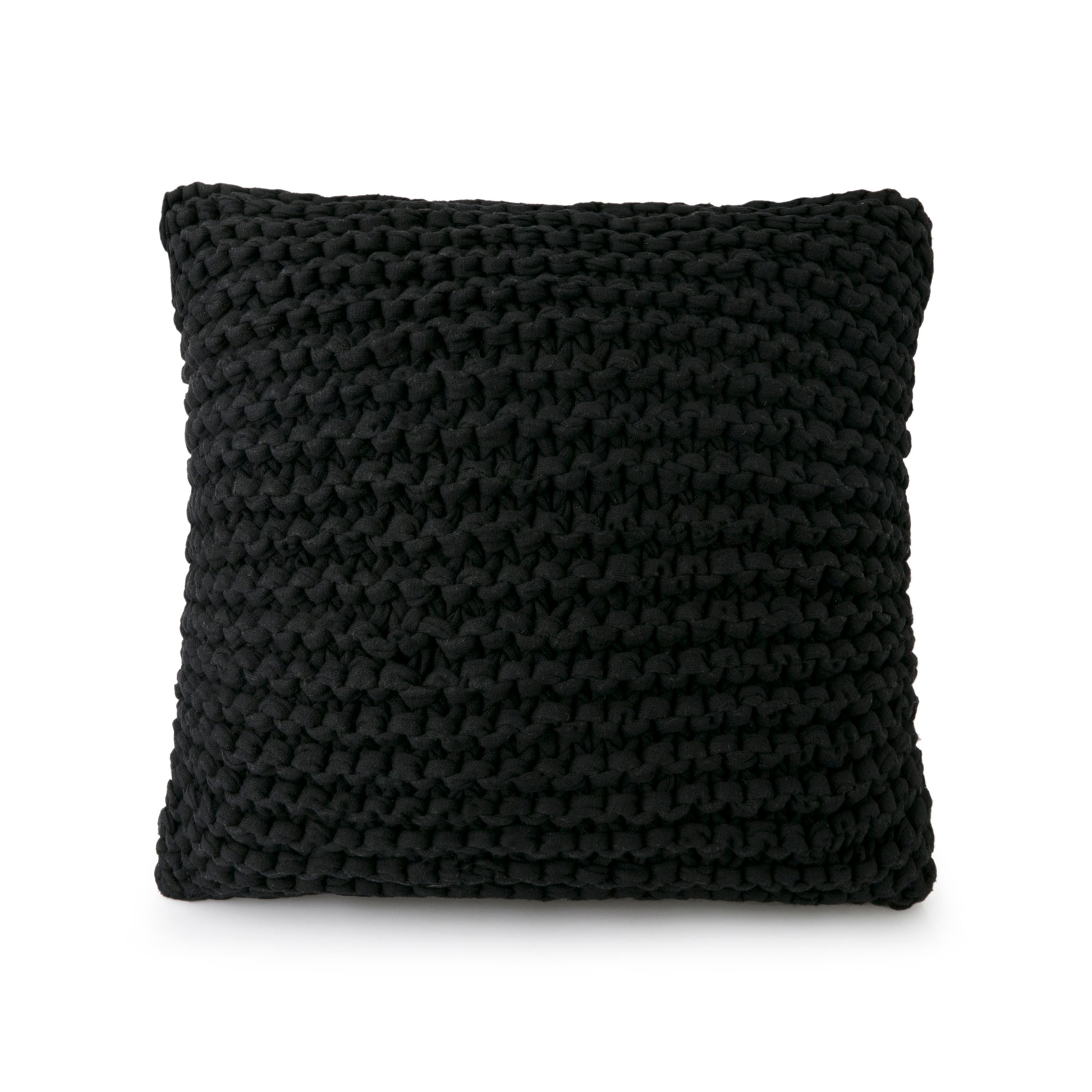 Almofada em tricô artesanal Preto, frente e verso, com fio 100% algodão.  Fechamento com zíper, possibilitando a remoção da capa para lavagem. Dimensões: Altura - 50cm; Largura - 50cm.
