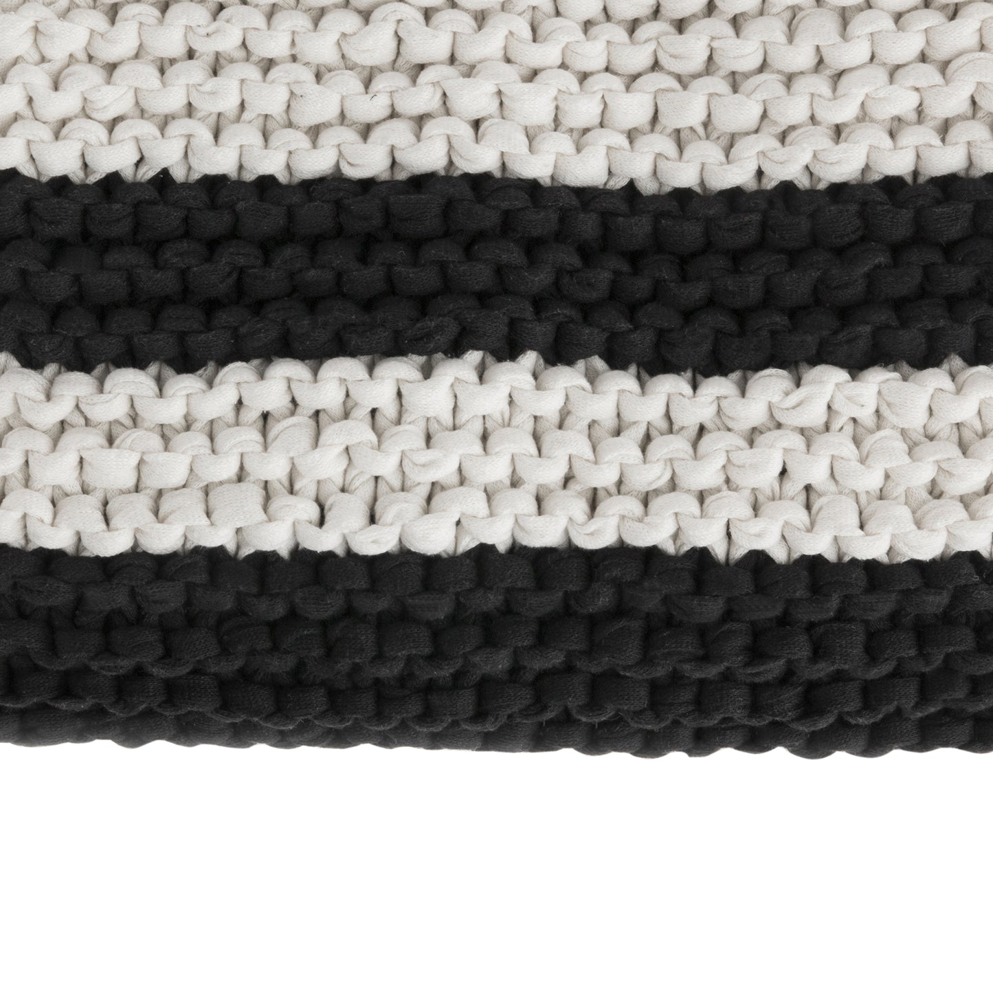 Peseira em tricô artesanal Cru/Preto, com fio 100% algodão. Dimensões: Largura - 70cm; Comprimento - 180cm.