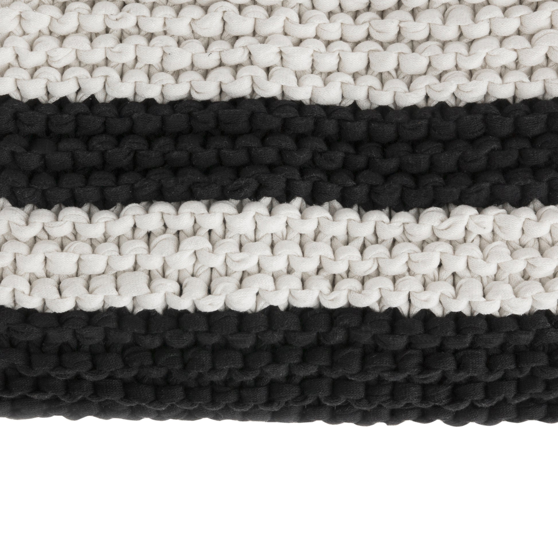 Peseira em tricô artesanal Cru/Preto, com fio 100% algodão. Dimensões: Largura - 70cm; Comprimento - 180cm.