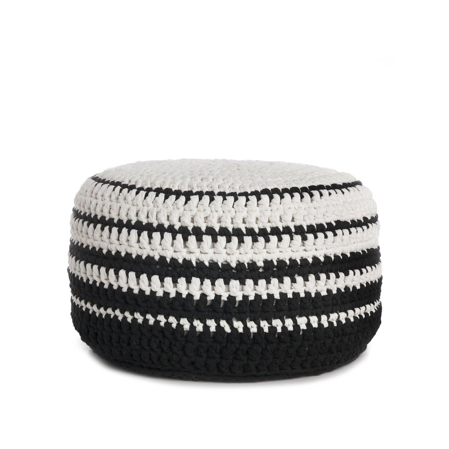 Puff de crochê artesanal listras, Preto, com fio 100% algodão.  Fechamento com zíper, possibilitando a remoção da capa para lavagem.  Dimensões: Altura - 30cm; Diâmetro - 60cm.