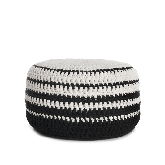 Puff de crochê artesanal listras, Preto, com fio 100% algodão.  Fechamento com zíper, possibilitando a remoção da capa para lavagem.  Dimensões: Altura - 30cm; Diâmetro - 60cm.