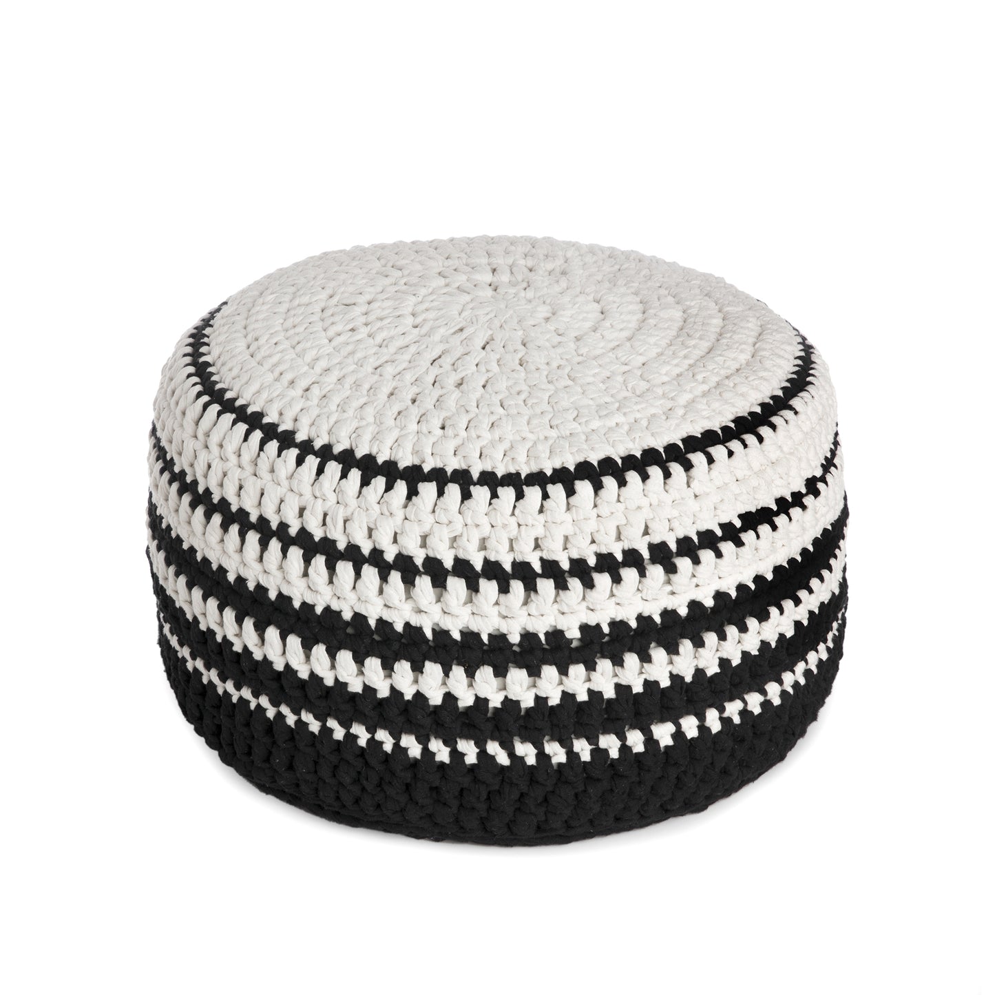 Puff de crochê artesanal listras, Preto, com fio 100% algodão. Fechamento com zíper, possibilitando a remoção da capa para lavagem. Dimensões: Altura - 30cm; Diâmetro - 60cm.