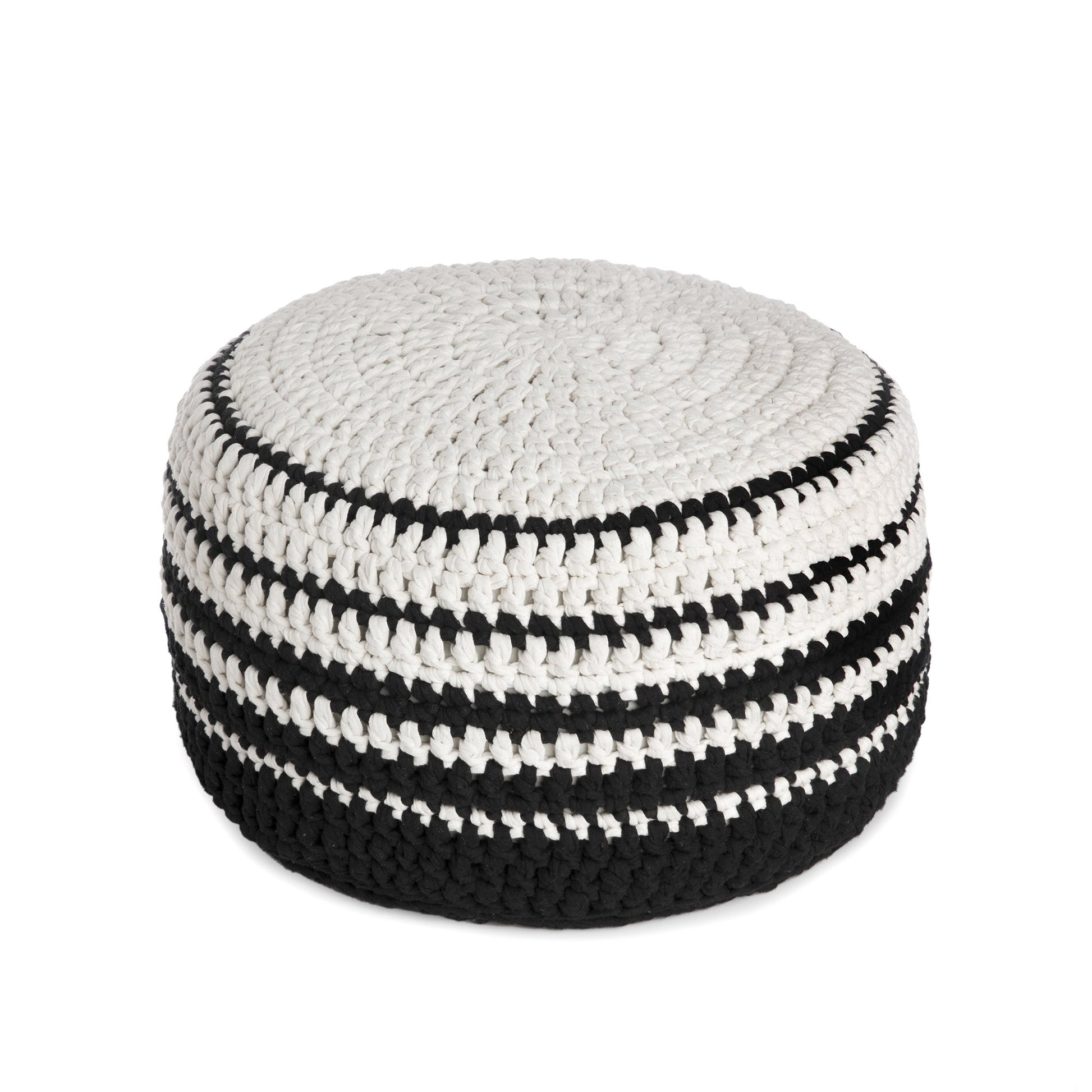 Puff de crochê artesanal listras, Preto, com fio 100% algodão.  Fechamento com zíper, possibilitando a remoção da capa para lavagem.  Dimensões: Altura - 30cm; Diâmetro - 60cm.