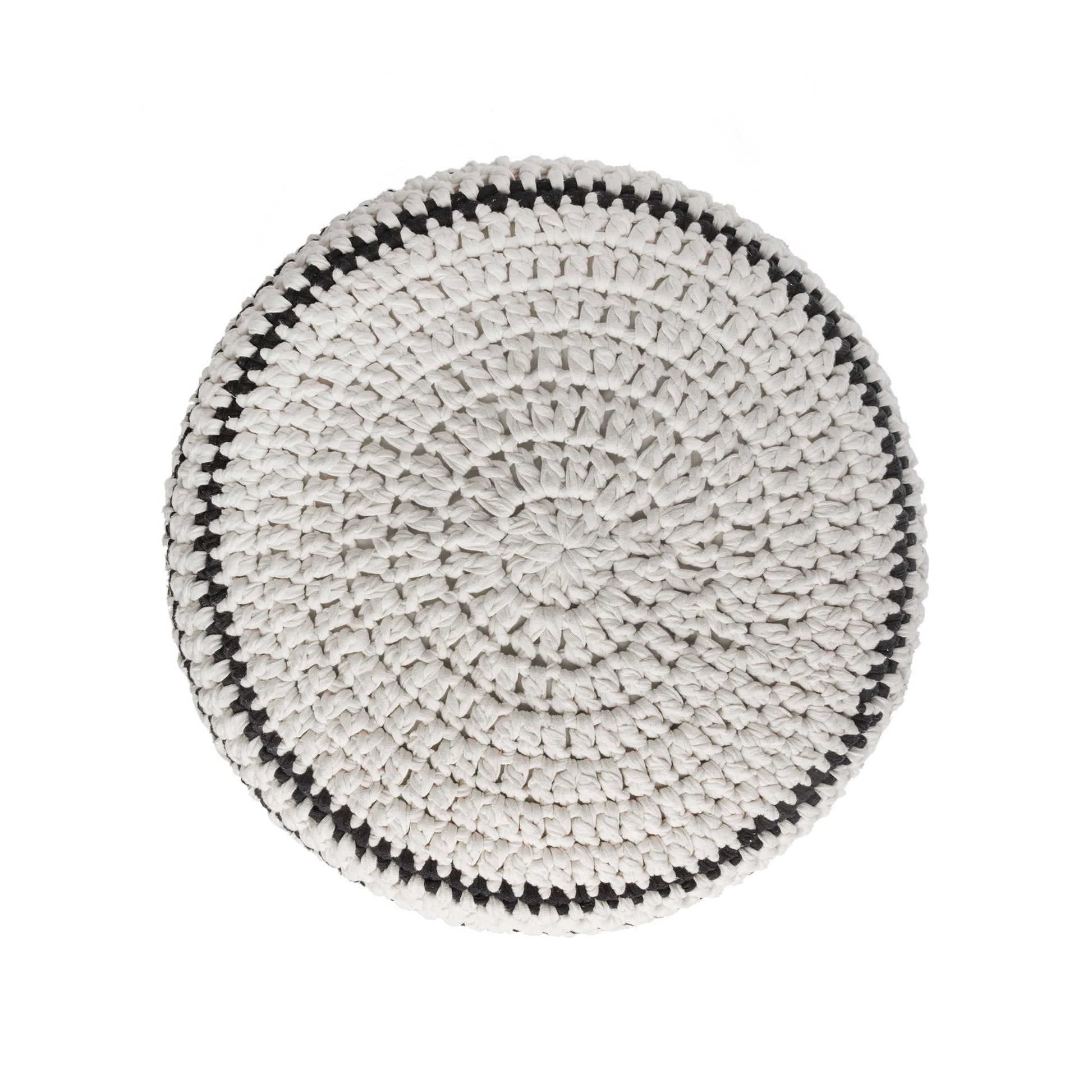 Puff de crochê artesanal listras, Preto, com fio 100% algodão.  Fechamento com zíper, possibilitando a remoção da capa para lavagem.  Dimensões: Altura - 30cm; Diâmetro - 60cm.