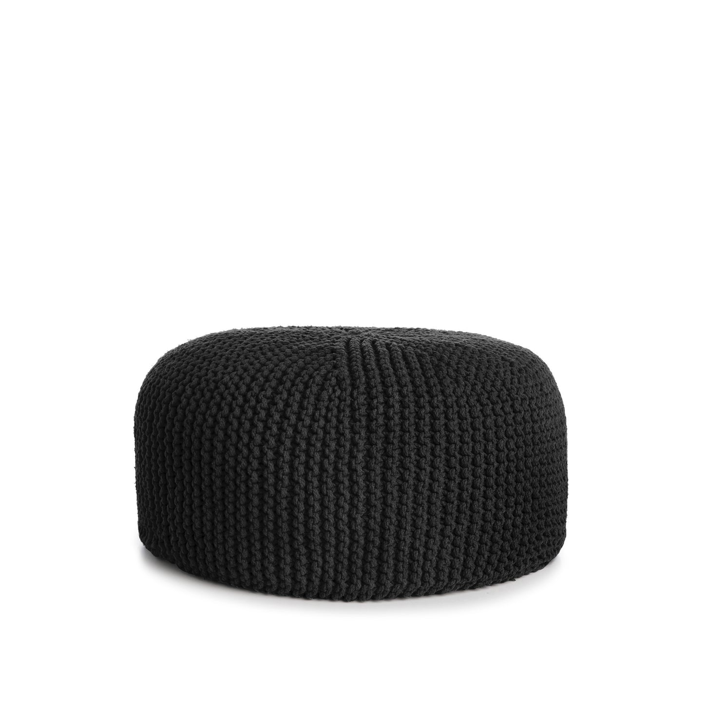 Puff em tricô artesanal, Preto, com fio 100% algodão. Fechamento com zíper, possibilitando a remoção da capa para lavagem. Dimensões: Altura - 30cm; Diâmetro - 75cm.