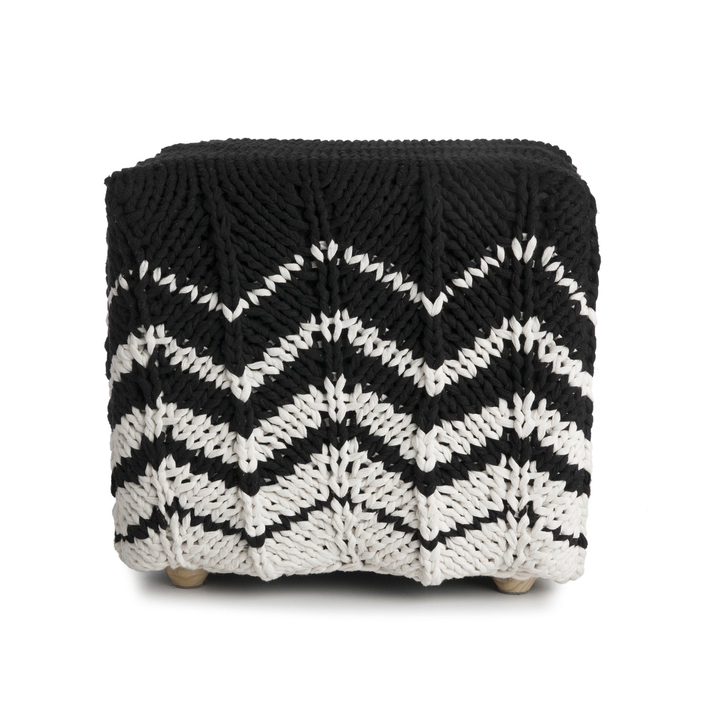 Puff Zig Zag, em tricô artesanal, Preto/Cru, com fio 100% algodão. Dimensões: Altura - 40cm; Largura - 45cm; Comprimento - 45cm.
