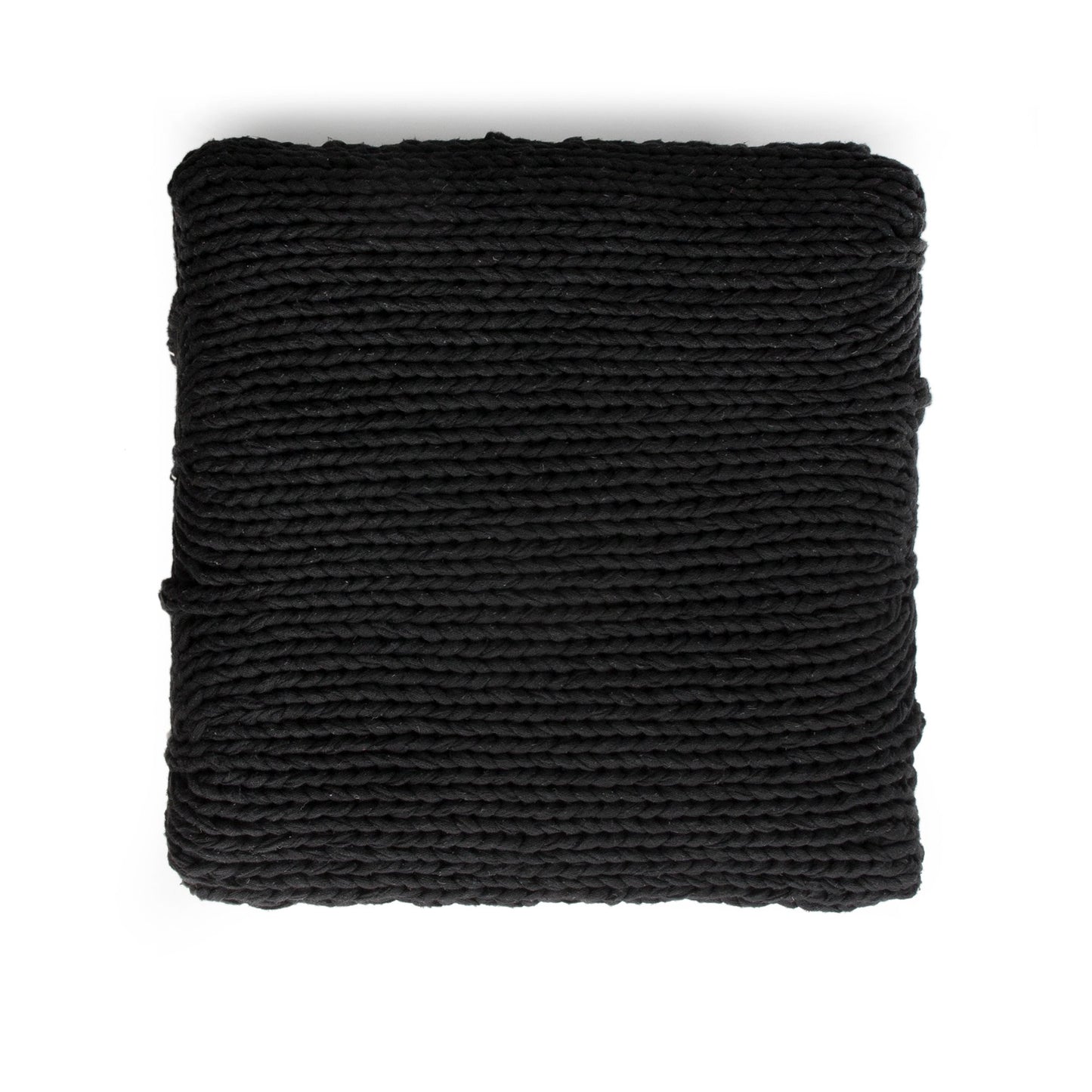 Puff Zig Zag, em tricô artesanal, Preto/Cru, com fio 100% algodão. Dimensões: Altura - 40cm; Largura - 45cm; Comprimento - 45cm.