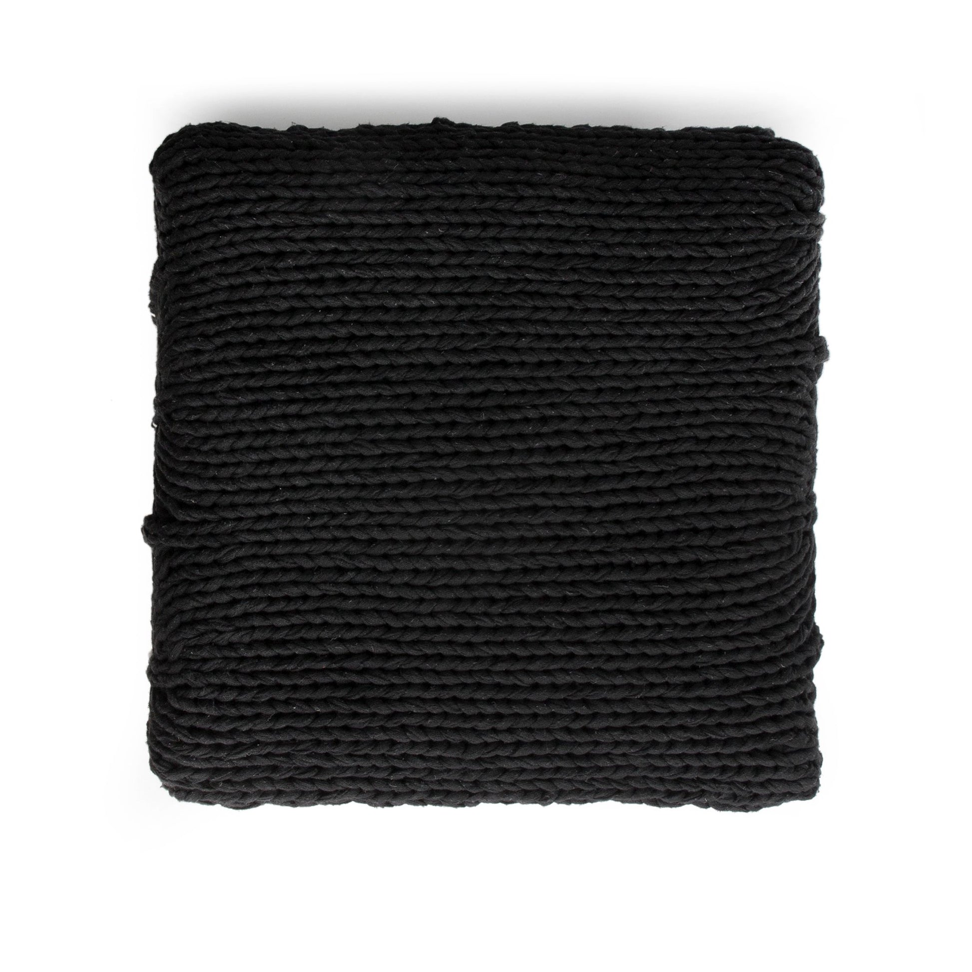 Puff Zig Zag, em tricô artesanal, Preto/Cru, com fio 100% algodão. Dimensões: Altura - 40cm; Largura - 45cm; Comprimento - 45cm.