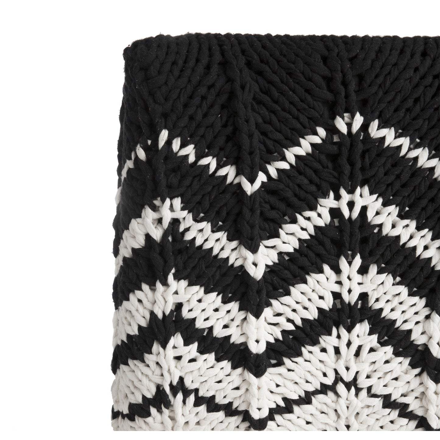 Puff Zig Zag, em tricô artesanal, Preto/Cru, com fio 100% algodão. Dimensões: Altura - 40cm; Largura - 45cm; Comprimento - 45cm.