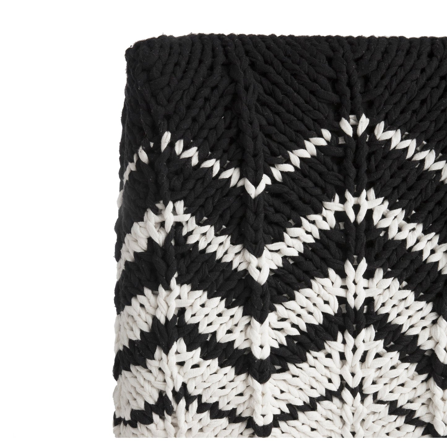 Puff Zig Zag, em tricô artesanal, Preto/Cru, com fio 100% algodão. Dimensões: Altura - 40cm; Largura - 45cm; Comprimento - 45cm.
