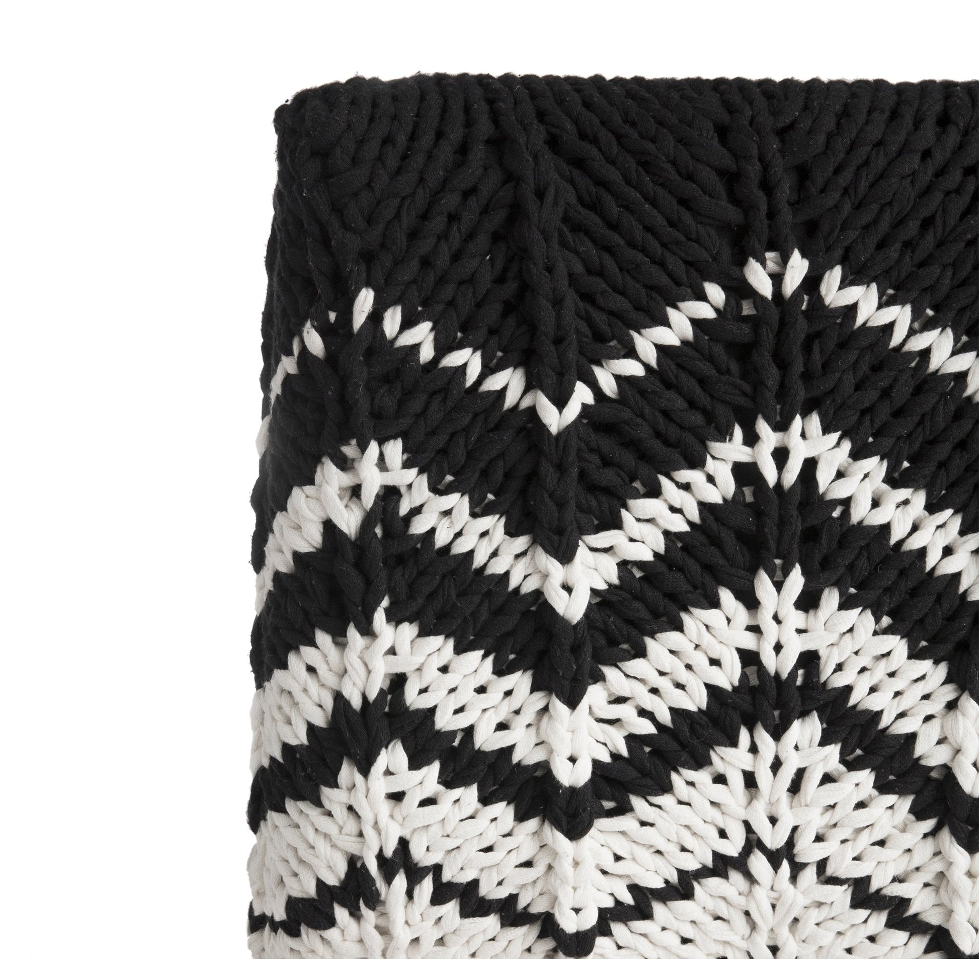Puff Zig Zag, em tricô artesanal, Preto/Cru, com fio 100% algodão. Dimensões: Altura - 40cm; Largura - 45cm; Comprimento - 45cm.