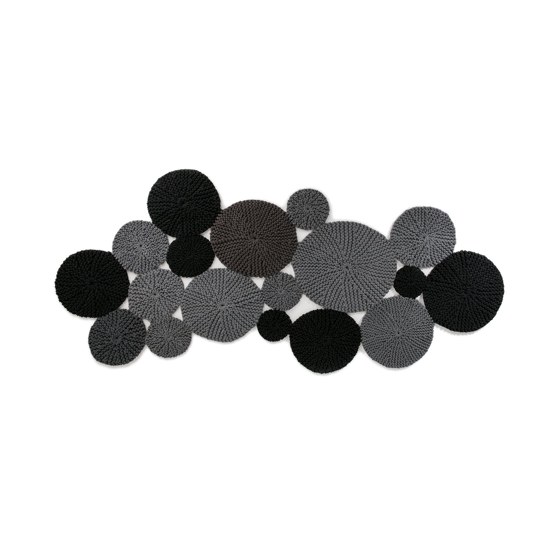 Tapete em tricô artesanal Preto, com fio 100% algodão. Dimensões: Largura - 110cm; Comprimento - 275cm.