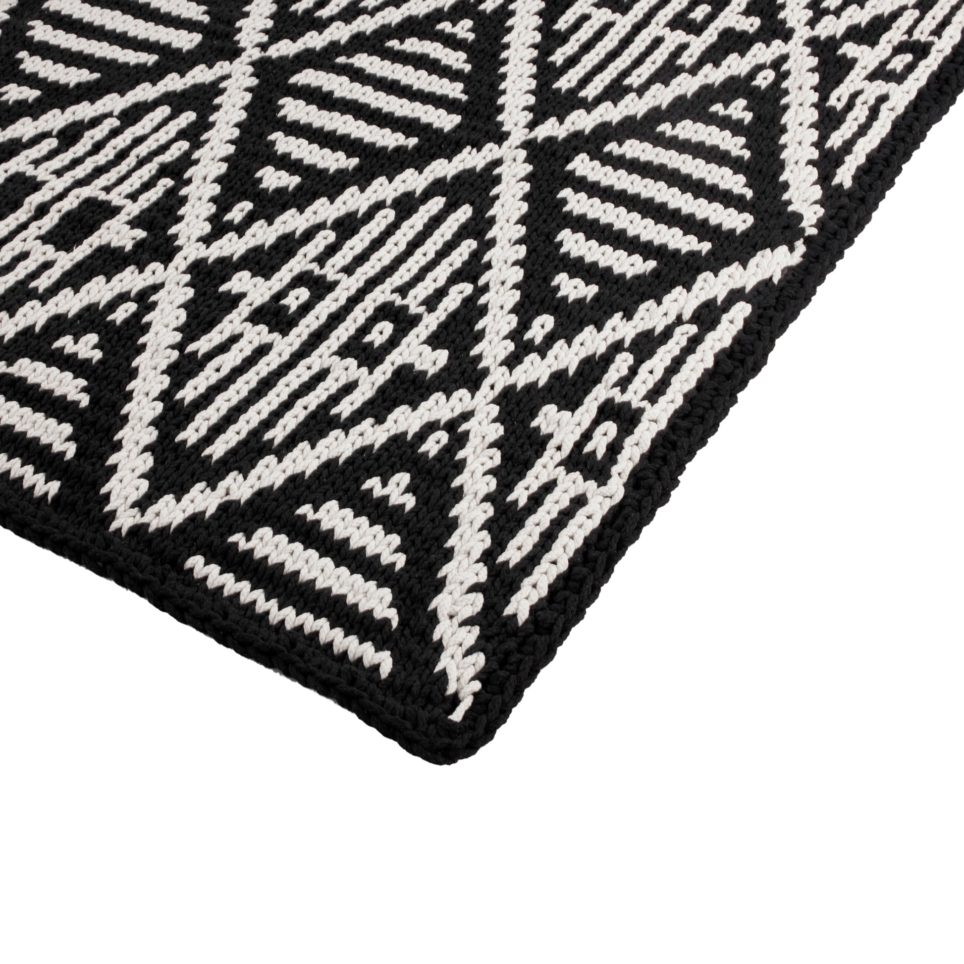 Tapete Tribal em tricô artesanal, com fio 100% algodão. Dimensões: Largura - 115cm;  Comprimento - 250cm.