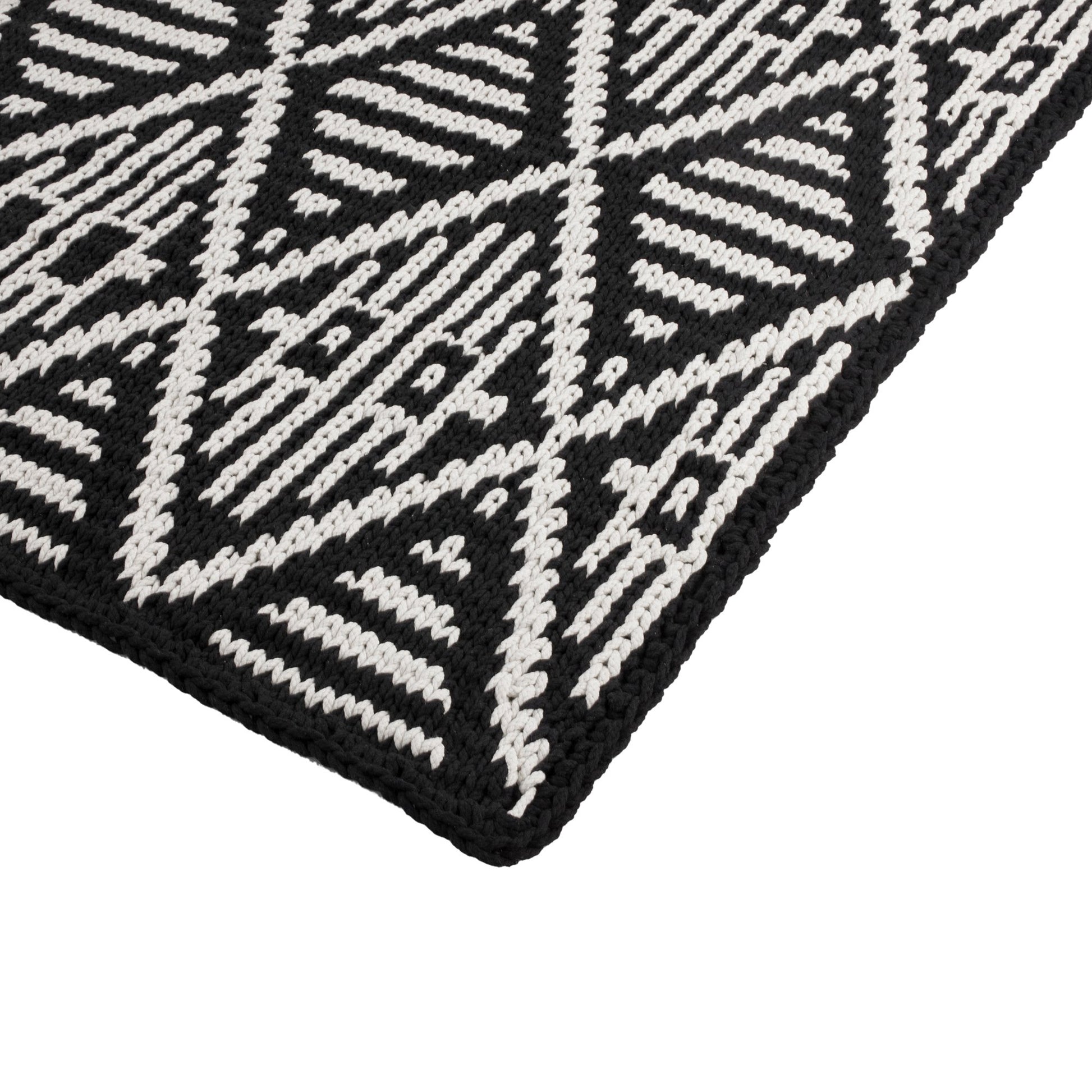 Tapete Tribal em tricô artesanal, com fio 100% algodão. Dimensões: Largura - 115cm;  Comprimento - 250cm.