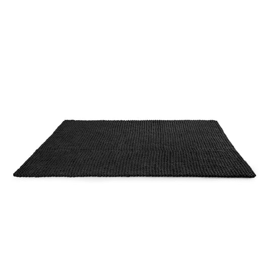 Tapete em tricô artesanal Preto, com fio 100% algodão. Dimensões: Largura - 150cm; Comprimento - 200cm.