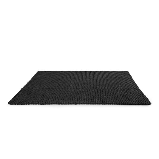 Tapete em tricô artesanal Preto, com fio 100% algodão. Dimensões: Largura - 150cm; Comprimento - 200cm.