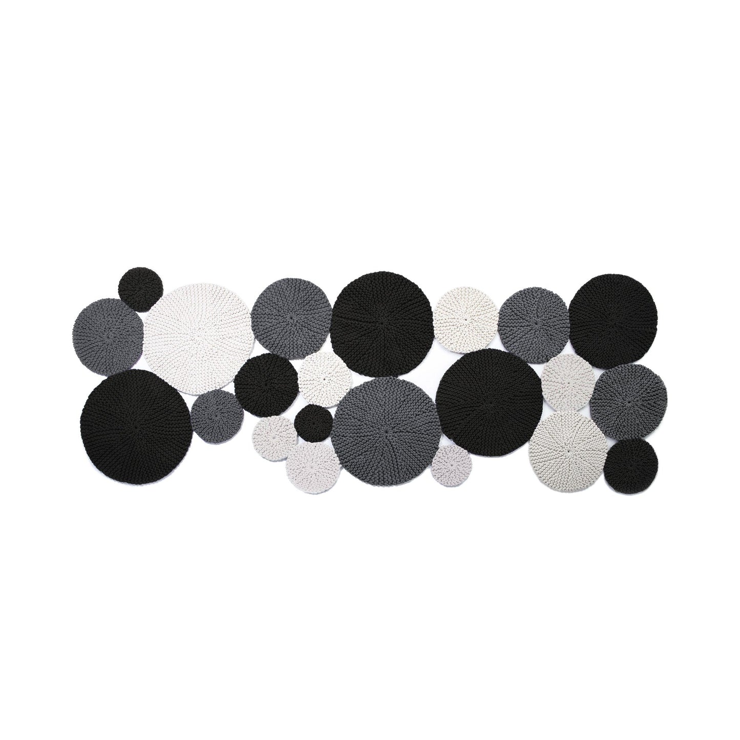 Tapete em tricô artesanal Cru/Cinza/Preto, com fio 100% algodão. Dimensões: Largura - 120cm; Comprimento - 250cm.