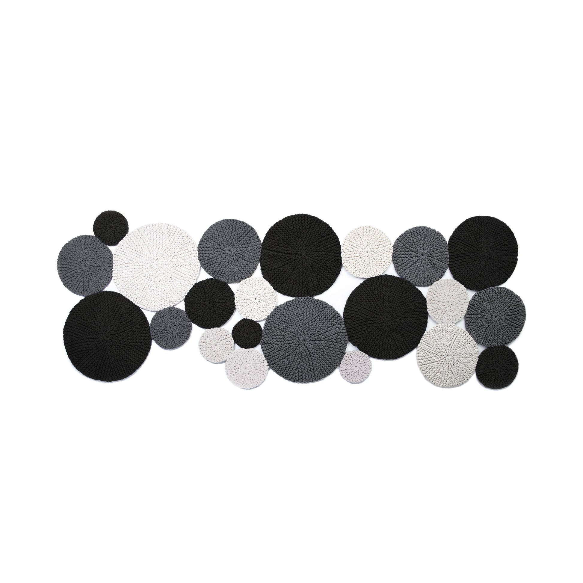 Tapete em tricô artesanal Cru/Cinza/Preto, com fio 100% algodão. Dimensões: Largura - 120cm; Comprimento - 250cm.