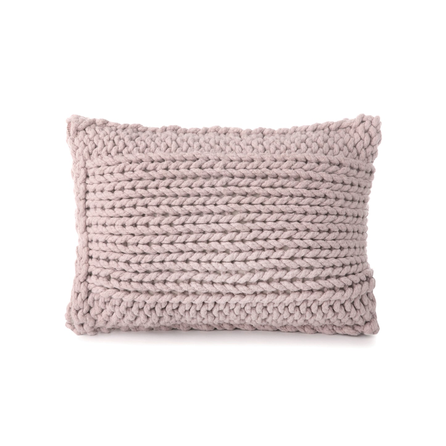Almofada em tricô artesanal Rose, frente e verso, com fio 100% algodão. Fechamento com zíper, possibilitando a remoção da capa para lavagem. Dimensões: Altura - 30cm; Largura - 45cm.