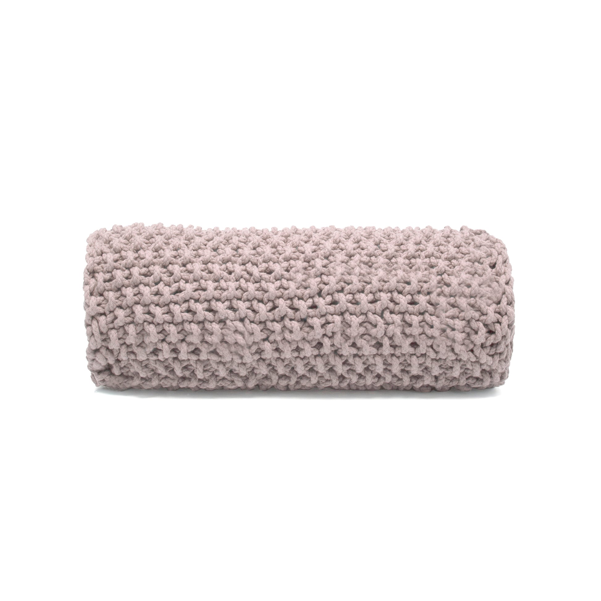 Almofada em tricô artesanal Rose, frente e verso, com fio 100% algodão. Fechamento com zíper, possibilitando a remoção da capa para lavagem. Dimensões: Altura - 18cm; Largura - 60cm.