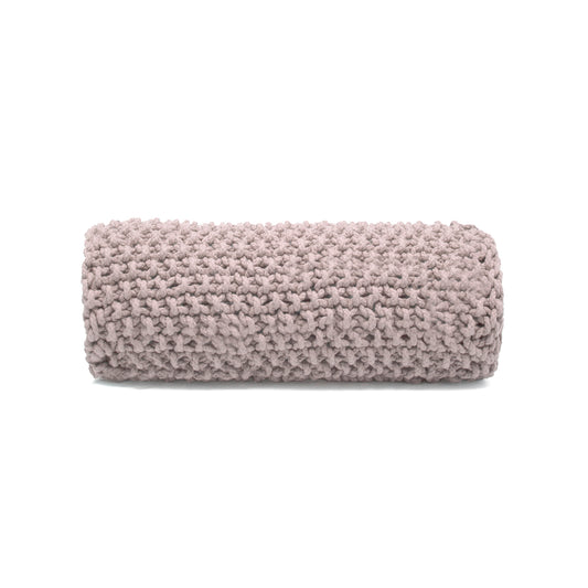 Almofada em tricô artesanal Rose, frente e verso, com fio 100% algodão. Fechamento com zíper, possibilitando a remoção da capa para lavagem. Dimensões: Altura - 18cm; Largura - 60cm.