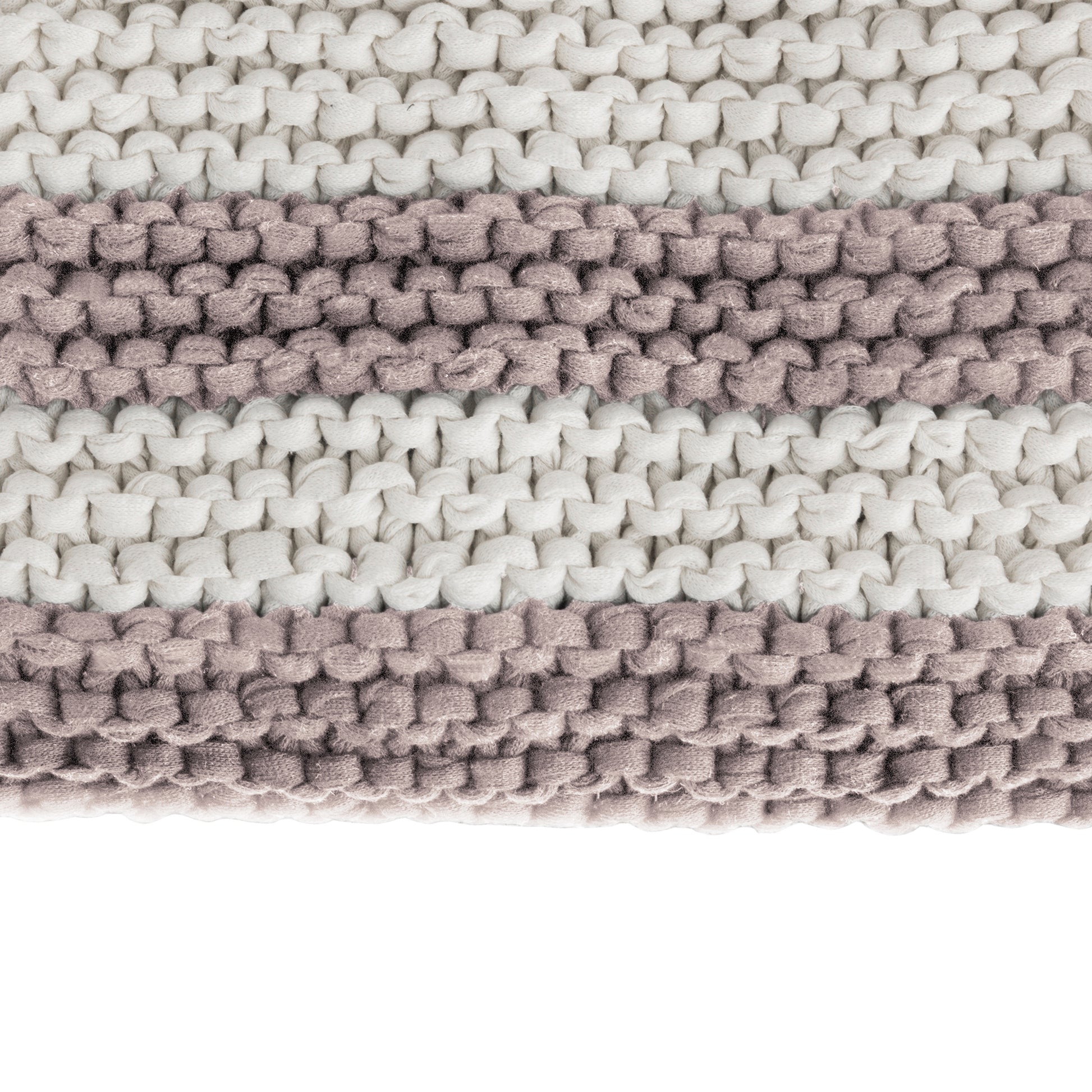 Peseira em tricô artesanal Cru/Rose com fio 100% algodão. Dimensões: Largura - 70cm; Comprimento - 180cm.