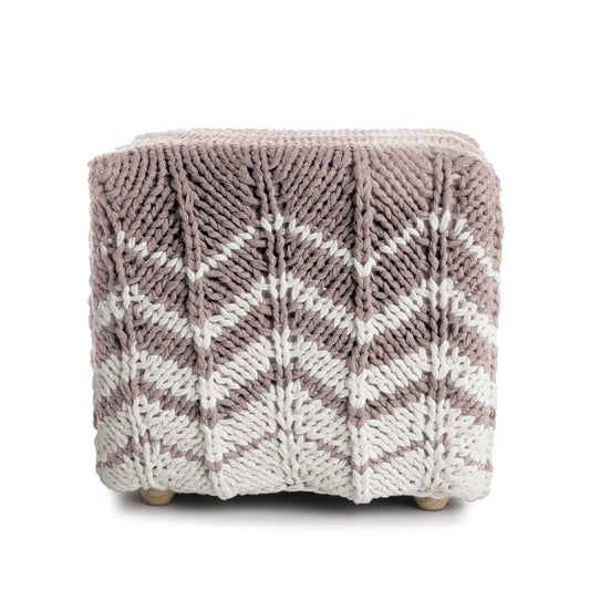 Puff Zig Zag, em tricô artesanal, Rose/Cru, com fio 100% algodão. Dimensões: Altura - 40cm; Largura - 45cm; Comprimento - 45cm.