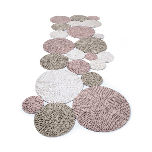 Tapete em tricô artesanal Cru/Fendi/Rose, com fio 100% algodão. Dimensões: Largura - 120cm; Comprimento - 250cm.