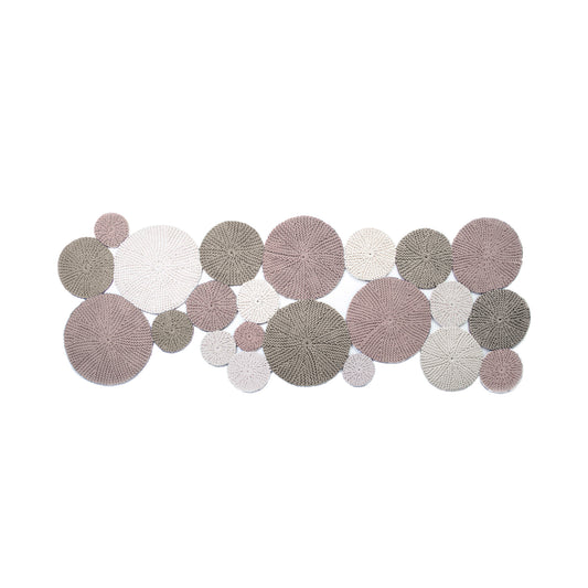 Tapete em tricô artesanal Cru/Fendi/Rose, com fio 100% algodão. Dimensões: Largura - 120cm; Comprimento - 250cm.