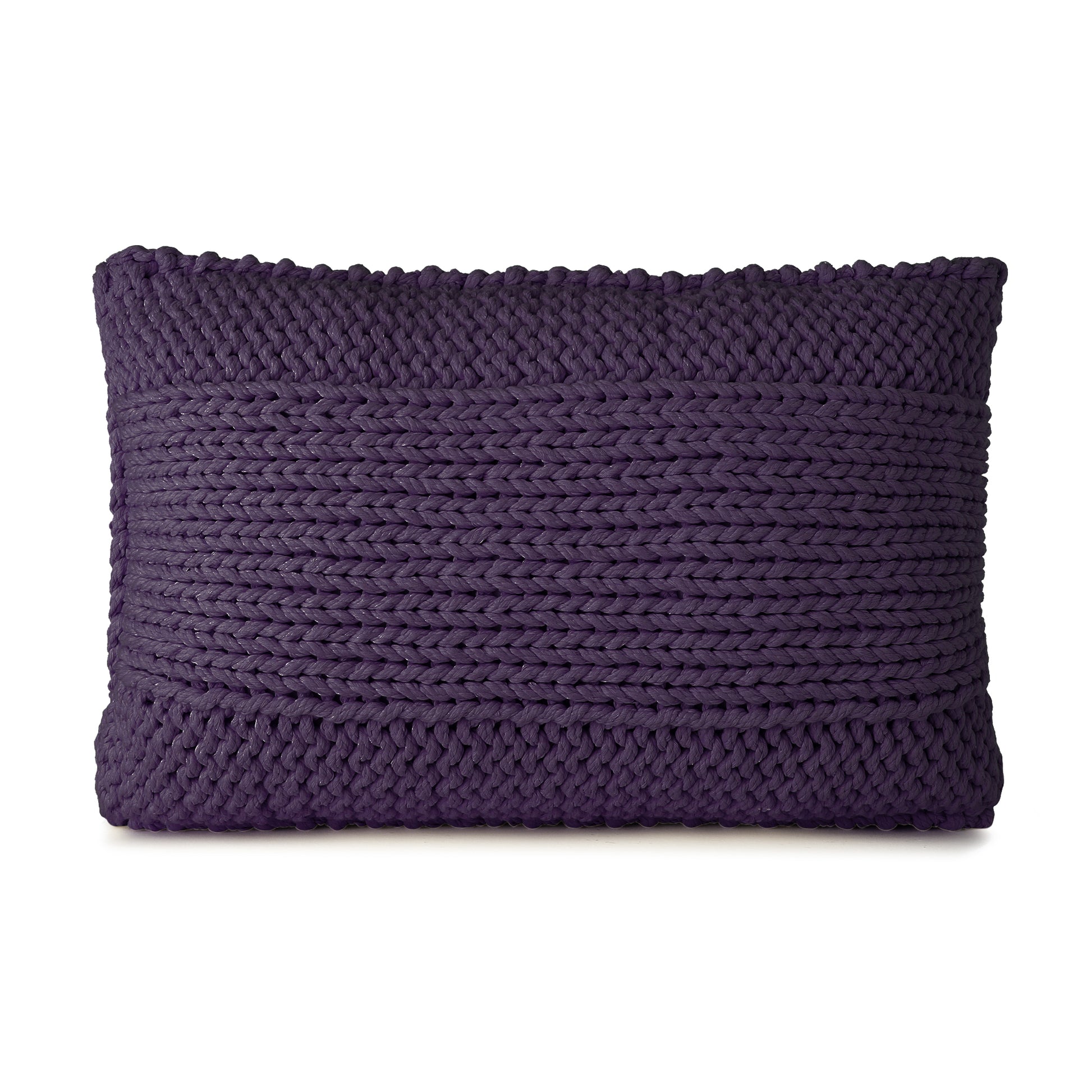 Almofada em tricô artesanal Roxo, frente e verso, com fio 100% algodão. Fechamento com zíper, possibilitando a remoção da capa para lavagem. Dimensões: Altura - 40cm; Largura - 60cm.