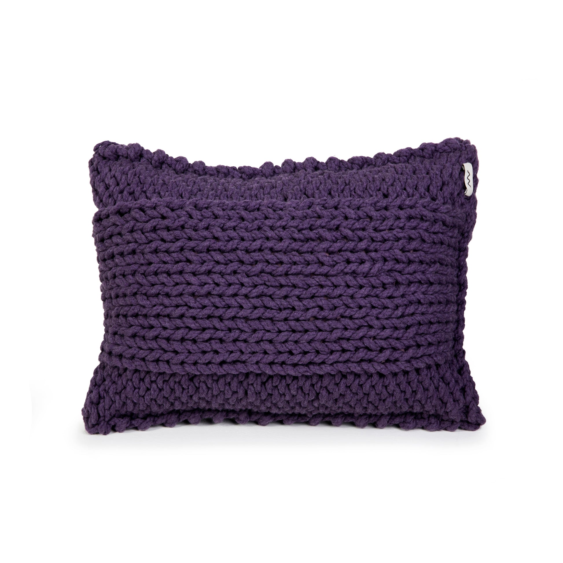 Almofada em tricô artesanal Roxo, frente e verso, com fio 100% algodão. Fechamento com zíper, possibilitando a remoção da capa para lavagem. Dimensões: Altura - 30cm; Largura - 45cm.