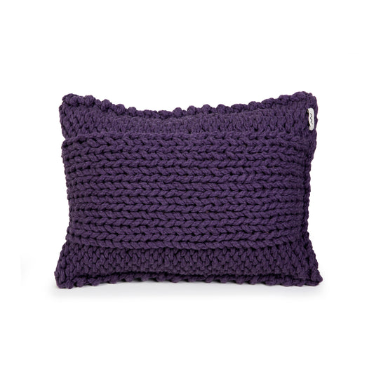Almofada em tricô artesanal Roxo, frente e verso, com fio 100% algodão. Fechamento com zíper, possibilitando a remoção da capa para lavagem. Dimensões: Altura - 30cm; Largura - 45cm.