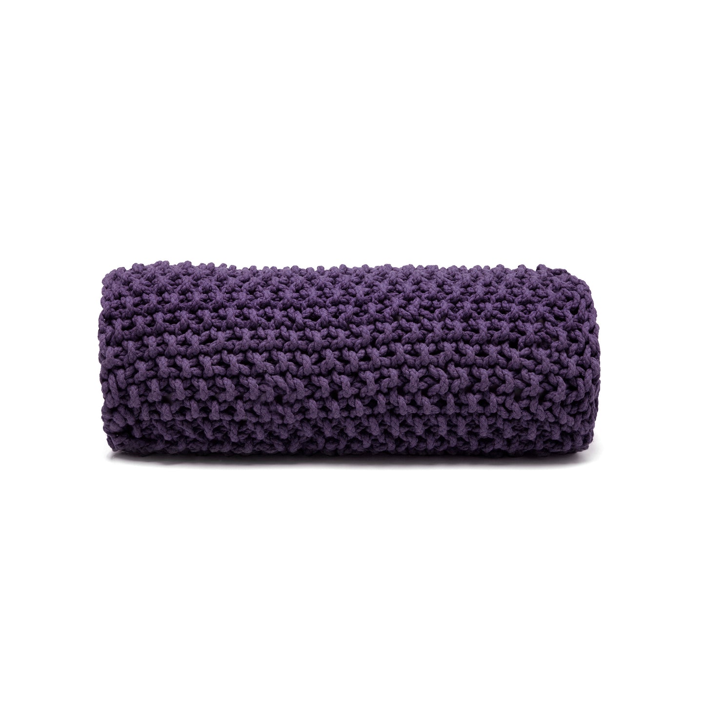 Almofada em tricô artesanal Roxo, frente e verso, com fio 100% algodão. Fechamento com zíper, possibilitando a remoção da capa para lavagem. Dimensões: Altura - 18cm; Largura - 60cm.