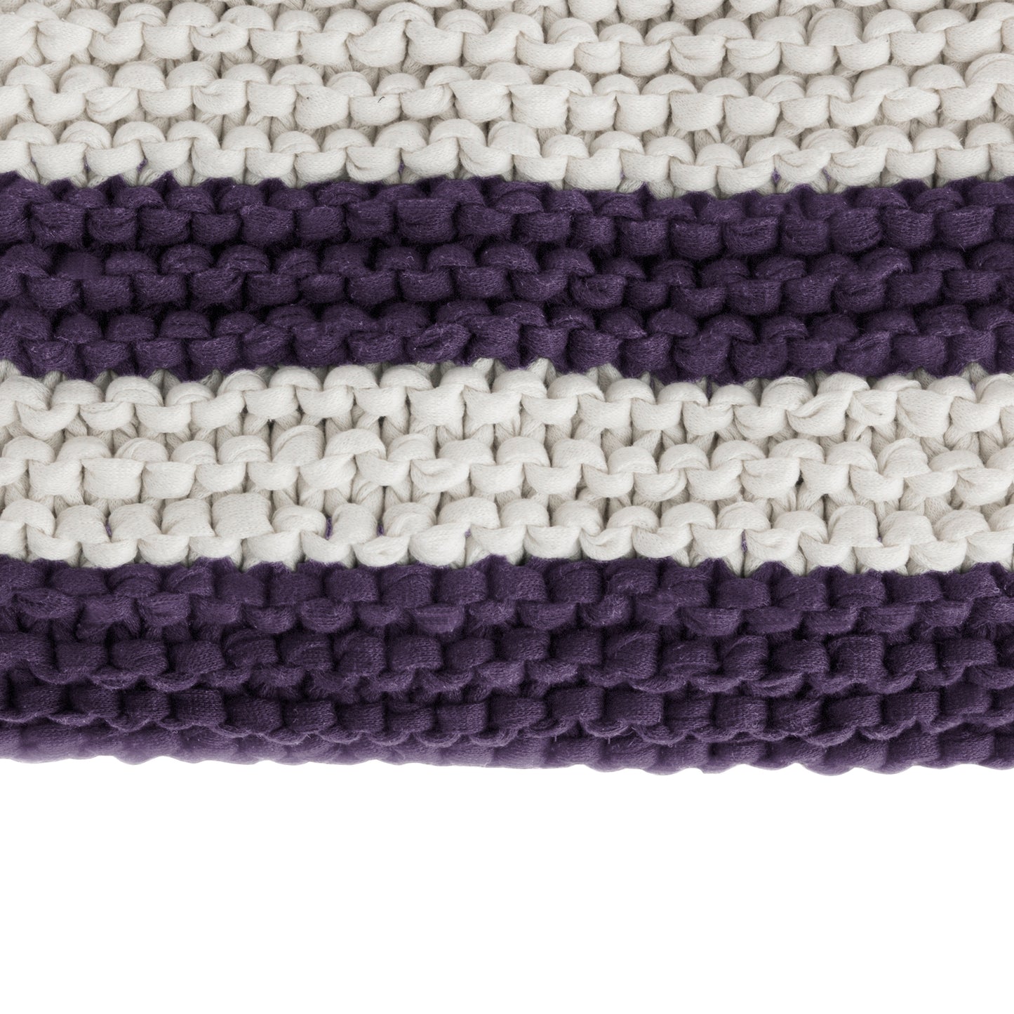 Peseira em tricô artesanal Cru/Roxo, com fio 100% algodão. Dimensões: Largura - 70cm; Comprimento - 180cm.