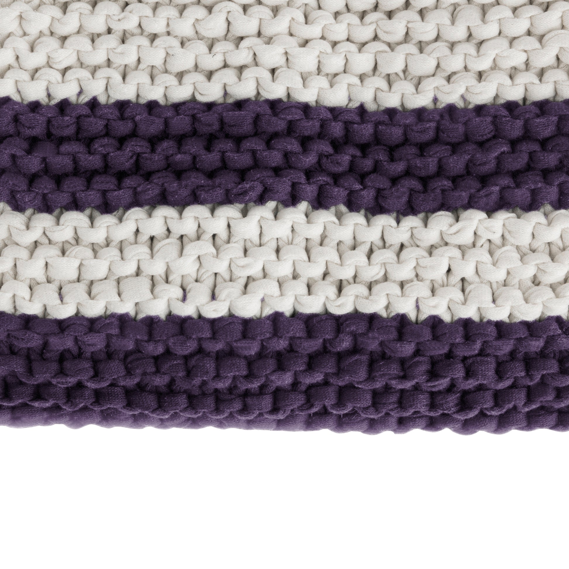 Peseira em tricô artesanal Cru/Roxo, com fio 100% algodão. Dimensões: Largura - 70cm; Comprimento - 180cm.