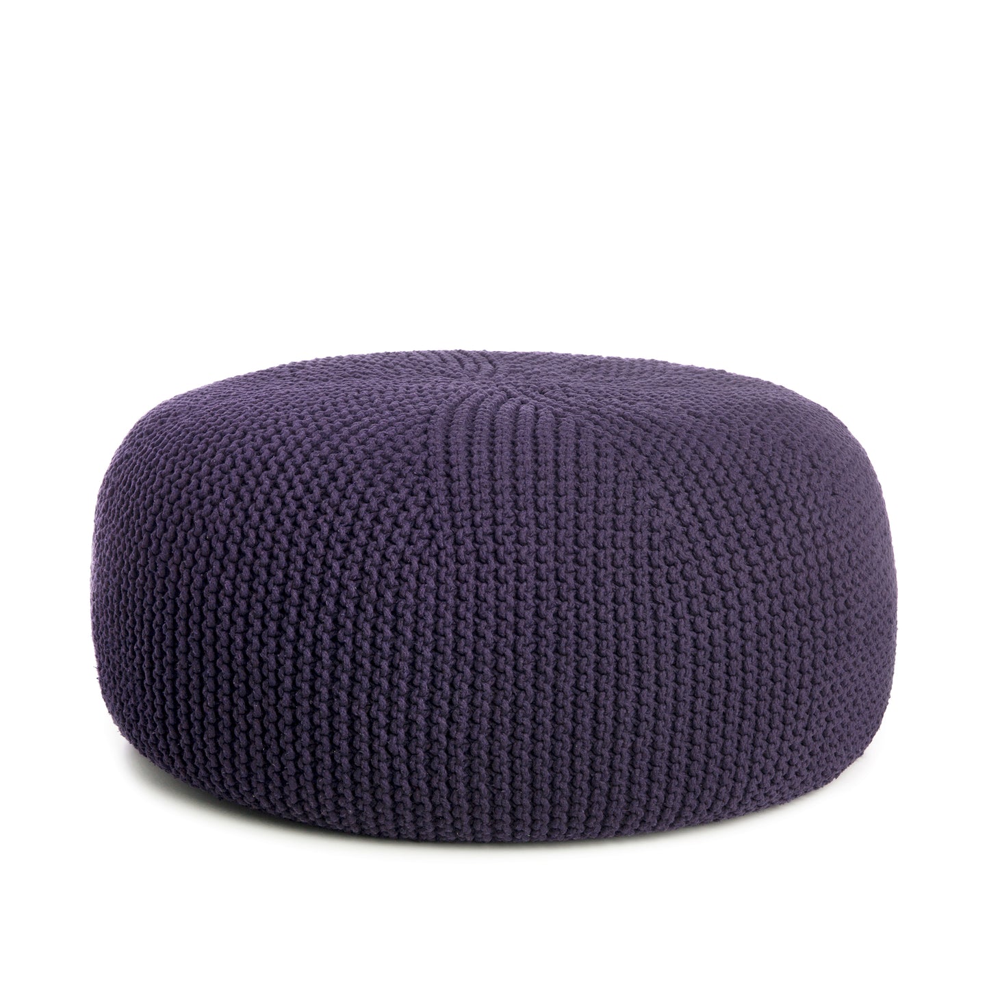 Puff em tricô artesanal, Roxo, com fio 100% algodão. Fechamento com zíper, possibilitando a remoção da capa para lavagem. Dimensões: Altura - 35cm; Diâmetro - 100cm.