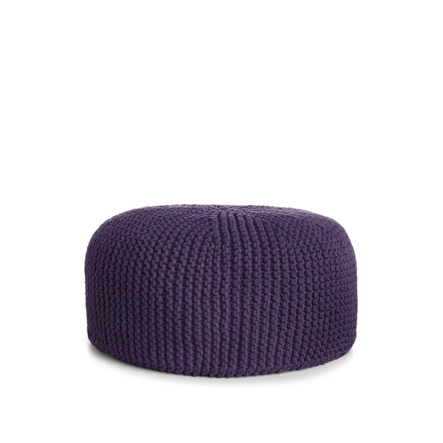 Puff em tricô artesanal, Roxo, com fio 100% algodão. Fechamento com zíper, possibilitando a remoção da capa para lavagem. Dimensões: Altura - 30cm; Diâmetro - 75cm.