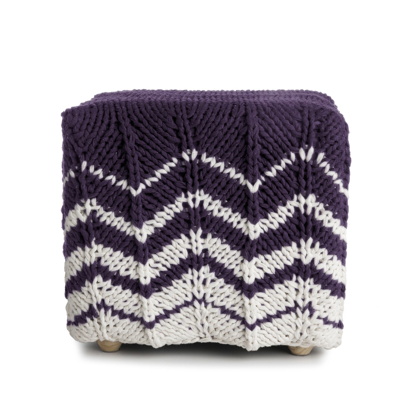 Puff Zig Zag, em tricô artesanal, Roxo/Cru, com fio 100% algodão. Dimensões: Altura - 40cm; Largura - 45cm; Comprimento - 45cm.