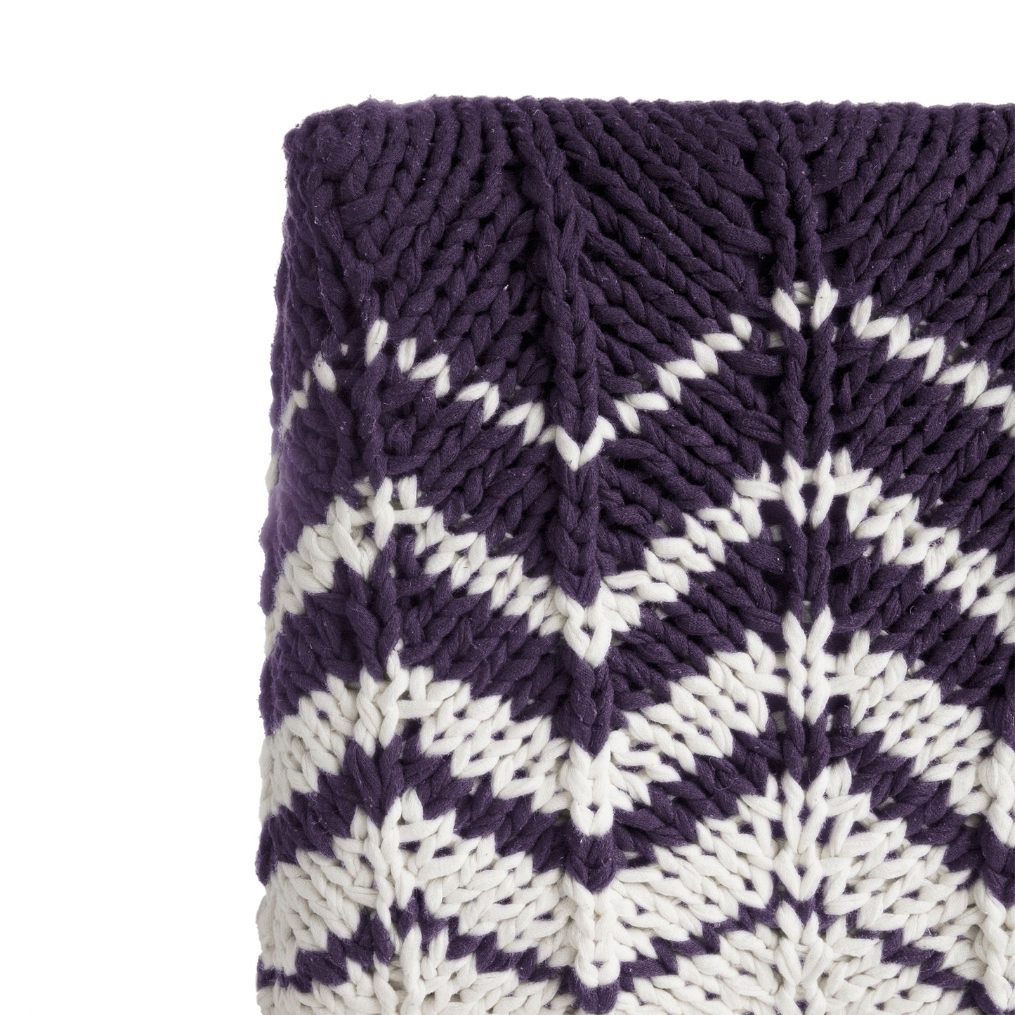 Puff Zig Zag, em tricô artesanal, Roxo/Cru, com fio 100% algodão. Dimensões: Altura - 40cm; Largura - 45cm; Comprimento - 45cm.