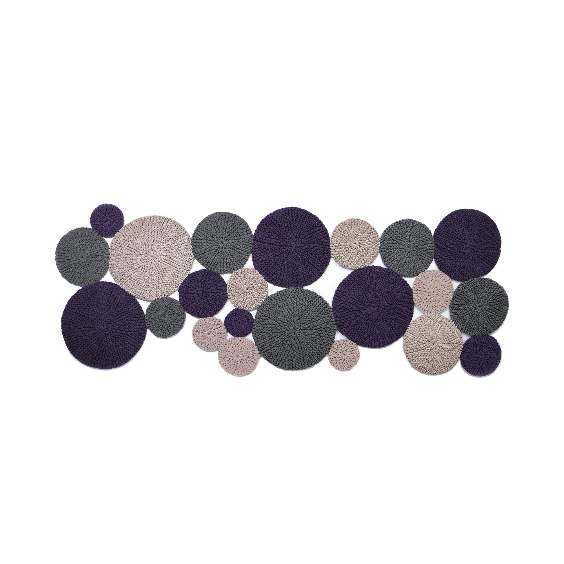 Tapete em tricô artesanal Cinza/Rose/Roxo, com fio 100% algodão. Dimensões: Largura - 120cm; Comprimento - 250cm.