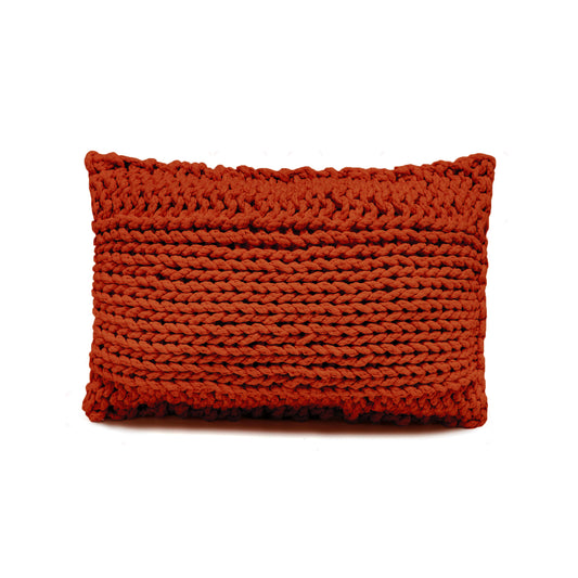 Almofada em tricô artesanal Terracota, frente e verso, com fio 100% algodão. Fechamento com zíper, possibilitando a remoção da capa para lavagem. Dimensões: Altura - 30cm; Largura - 45cm.