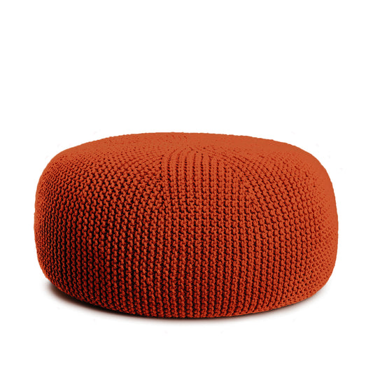 Puff em tricô artesanal, Terracota, com fio 100% algodão. Fechamento com zíper, possibilitando a remoção da capa para lavagem. Dimensões: Altura - 35cm; Diâmetro - 100cm.