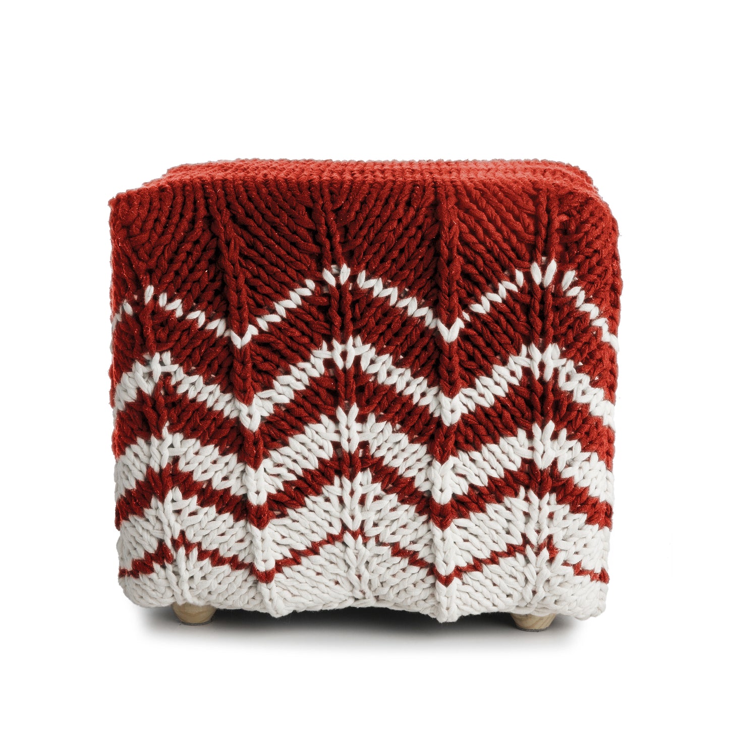 Puff Zig Zag, em tricô artesanal, Terracota/Cru, com fio 100% algodão. Dimensões: Altura - 40cm; Largura - 45cm; Comprimento - 45cm.