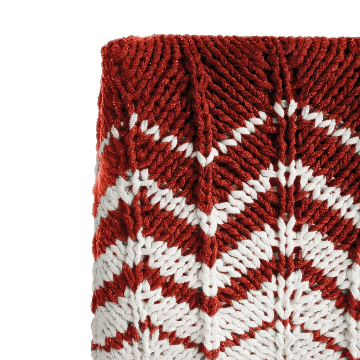 Puff Zig Zag, em tricô artesanal, Terracota/Cru, com fio 100% algodão. Dimensões: Altura - 40cm; Largura - 45cm; Comprimento - 45cm.