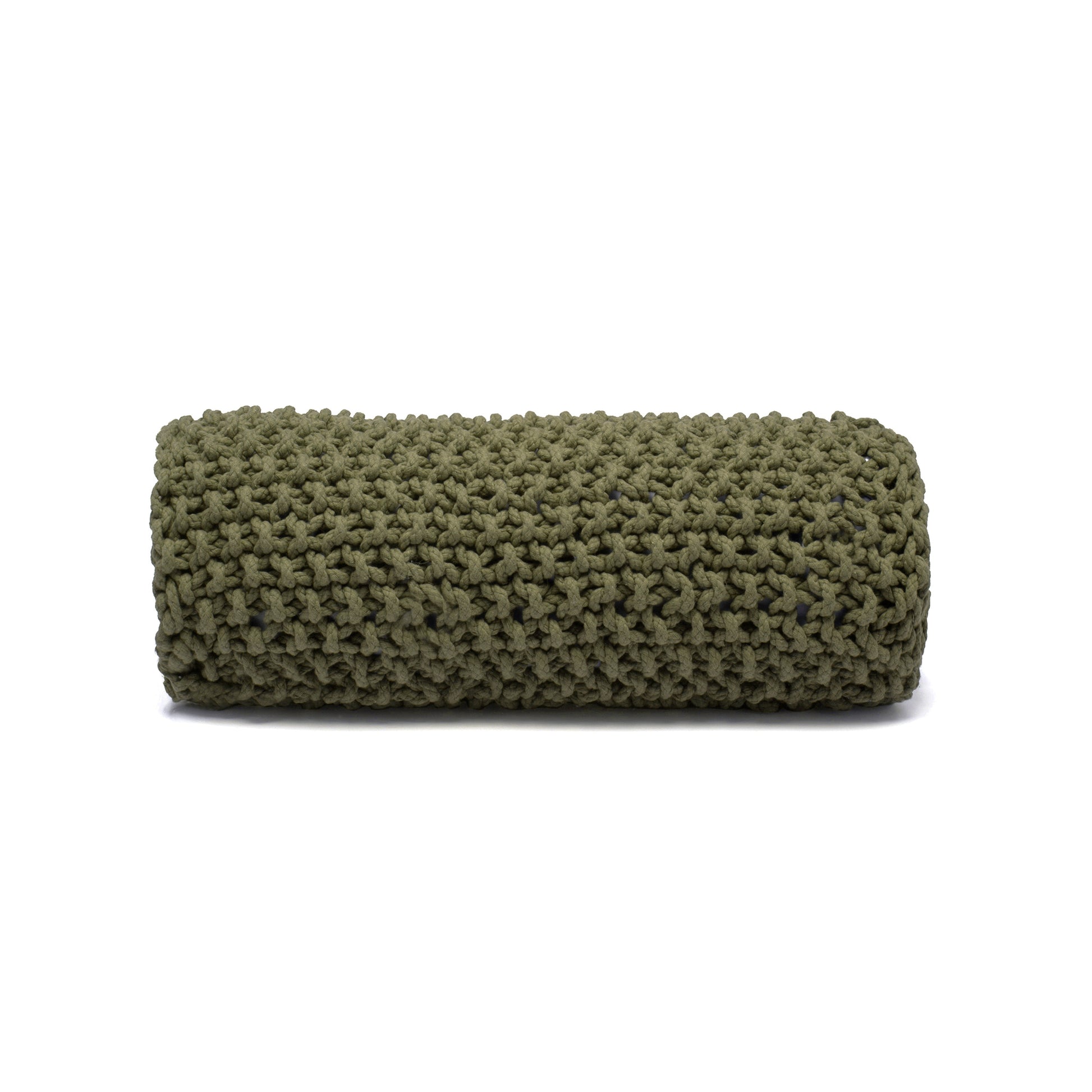Almofada em tricô artesanal Verde, frente e verso, com fio 100% algodão. Fechamento com zíper, possibilitando a remoção da capa para lavagem. Dimensões: Altura - 18cm; Largura - 60cm.